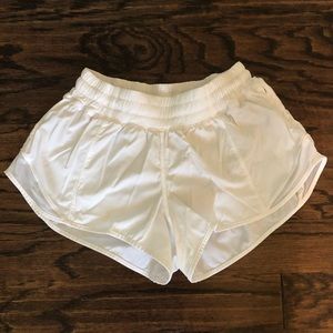 Lululemon Hotty Hot Short in white, EUC, size 6 🖤
